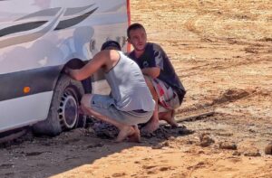Chris Wang Instagram - 為了拍到美照，
露營車竟然陷在沙灘上了😭😭😭…

四噸重的車卡住的那瞬間，不誇張，
我的背直接涼掉。

因為我知道這件事有多麻煩，
車上又沒有相應的工具，
今天的行程應該就這樣完全毀了…

下車一看，原來是退潮了。

我們稍早其實有來過，
知道與海的距離該保持多遠才安全，
結果完全忘了潮汐這事😫😫……

但驚奇的事發生了！
海灘上的澳洲人全都圍了過來！

他們和我們確認狀況後，
男人直接跪下去幫忙挖沙，
婦女則馬上打電話找親友，
而在旁邊度假、愛玩風帆的雪梨大叔出現後，
直接把他超專業的拖車繩、脫困板、鏟子拿出來，
讓大家只花了10分鐘就把車救出來，

整件事前後發生不到半個小時…….

後來朋友告訴我，澳洲人從小的教育是「只要有人遇難，就要盡力幫忙」，我一直覺得這只是個理想，但卻在他們第一時間的行動裡看到真實的體現…

真的很感謝每一位陌生卻願意伸出援手的你。

就是因為有你們，
這個世界才會如此美好❤️

#既然都被救了美照一定要拍
#照片在最後一張回台灣再來裱框

#這次來澳洲有太多美好故事