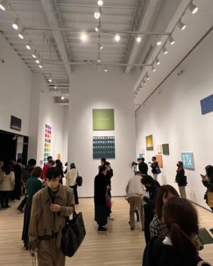 Chris Wang Instagram - 我超愛這幅作品，但康永哥竟表示：

「你居然選了這一幅...」
「我本來覺得它一定沒人要，還準備要銷毀耶！」...

這是我此生第一次入手藝術品。

而且由衷感到興奮！
真的非常感謝康永哥❤❤❤

走進藝廊，
每一幅畫都給我不同感受，
有點像丟球，
我的情感會回應出一些畫面或者故事。

但就唯獨這幅畫在發亮！

我當下還覺得有點莫名其妙，
故意轉頭去看別的畫，甚至再多走了一圈，
然後快速瞥向那整幅牆面...

但它還是在發亮。

這時場館的服務人員靠過來了(有感應？)
開始跟我介紹起這整面牆...

「但...這些畫應該都被買走了吧？...」

我裝的有些漫不經心，
畢竟這些是康永哥的藝術品，
心底有種能遠觀不能褻玩的敬畏感。

「還有一些可以入手，」
「只要旁邊沒有小紅點的都可以詢問唷！」

於是
那幅發光的字畫旁
映入眼簾的是毫無紅點的鵝白牆面
我心跳停了一拍，接著整個人就血脈賁張......
……………………….
……….

2022.12.16 – 2023.02.04
台北白石畫廊

大家有空一定要去看一看，
康永哥帶有魔性的文字創作展，

這些「不像畫」的動人畫作😊

#我一直替你好好收著
#白石畫廊
@kangyongcai