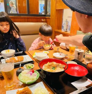 Chris Wang Instagram - 【主夫日記】第五週：浩劫重生的日本之旅

慈惠回國後，我孤軍奮戰的苦日子終於結束了🤣

但這三週由爸爸和孩子協議出的生活新節奏，
連媽媽都必須努力適應配合，例如：

物品的擺放，吃飯的原則，睡前的儀式，
以及家事等各項目如何輪流...

家裡的規矩確實變多了，
但唱反調的時間反而變少了。

因為當大家內心的意願不合時，
我就會平靜的說：

「不是我想或不想，這是之前就討論好的規則，每個人都必須遵守…」

當然有時因為「還沒定案」，
孩子就會千方百計想耍賴，那我就會表示：

「對吼，這件事好像真的還沒討論，」
「那好吧！開家庭會議！我們現在一起來決定...」

結果慈惠還沒適應幾天，
全家就踏上了連續10天的日本之旅✈️✈️
(因為華德福學制是一年四個學期)
(所以這次春假共有16天😜😜)

於是，在抵達京都的第一個晚上，
我就認真地把大家集合在床邊：

「寶貝們，我知道出來玩很開心，」
「但在家裡定出的規矩都必須繼續遵守，」

「尤其是長時間出門，體力和安全都很重要，」
「回到學校後也要能繼續學習，」

「所以如果暑假和秋假也想好好出國玩，」
「那從現在開始練習，」
「就算在玩，也要遵守生活公約，可以嗎？...」

於是蕾蕾每天還是要寫作業，
大家晚上八點就熄燈睡覺，
每餐坐在餐桌上吃，
內心還是要存在那穩定的生活準則….

也許帶著壓力旅行會不太盡興？

但以我長期旅行和冒險挑戰的經驗，
心中那「自我提醒」的意識只要稍做保留，
混亂脫序的可能性就會減少，
旅行的安全度與持久度也可以大幅提升...

所以我們這趟玩得非常開心。

即使黏在一起整整十天，
也沒有想趕快結束假期的感覺，
反而是我依依不捨，
離開前還在房間偷偷拍照留念啊🤣
(這是我不捨離去時會做的小動作…)

也許我還是能繼續旅行吧？

雖然決定當家庭主夫，
算是大範圍限制了自己的行動自由，

但我其實很清楚，
身體那冒險的血液從來沒有停止流動....
…………………
……..

學齡後的孩子，需要穩定的居住與學習，
其實讓我這熱愛流浪的傢伙非常痛苦，

但在一連串深沉的掙扎與對話過後，
我才終於明白：

家庭才是人生的第一要務，
包含妻子、孩子、現在、與未來，

現在看似可惜的放棄與犧牲，
在踏入棺材的那刻其實都只是雲煙，

但在閉眼之前，
我知道自己將擁有那安心的幸福微笑😊....
……………………
………

但我18歲就會把你們踢出門的。

別指望老子會負責你們一輩子。

雖然現在我看起來少做了很多事，
但在十年之後，
我跟你們媽媽就要去過好日子了！！

那時我們才五十出頭呢！

而且現在的你們，
說老實話，
還真的真的是超級可愛的😊......

謝謝你們陪爸爸旅行，
回來之後，爸爸也會繼續陪著你們的❤️

真心懷念這次的日本之旅，
跟大家分享，
也希望每個家庭都能愉快幸福。

菜鳥主夫第五週，溫馨結束。

#京都大阪十日遊
#行程其實非常鬆

#永不後悔的菜鳥主夫365天