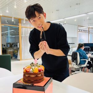 Chris Wang Instagram - 今天收到好多祝福，
謝謝你們一直都在😊

如果能選擇，
會希望宥勝在新的一年為你做些什麼呢？

今天許了很多願望，
現在想聽聽你的了😏😏😏

#來點正經不要太歪
#真正的願望應該不能寫吧🤣
#慶賀你生辰快樂