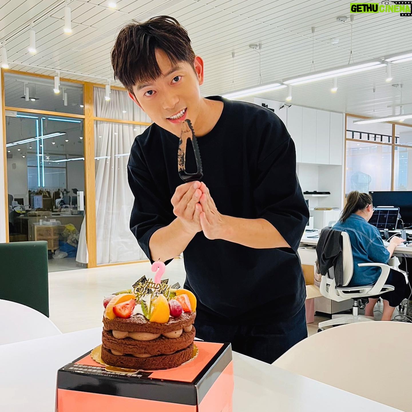 Chris Wang - 9.2K Likes - 今天收到好多祝福,
謝謝你們一直都在😊
如果能選擇,
會希望宥勝在新的一年為你做些什麼呢?
今天許了很多願望,
現在想聽聽你的了😏😏😏
#來點正經不要太歪
#真正的願望應該不能寫吧🤣
#慶賀你生辰快樂