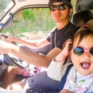 Chris Wang Instagram - 最後，在老婆生日這天，
我還是在星空下被剝光了🤣……

荒漠的夜晚靜謐而美麗，
也有我這輩子見過最美的星空。

「老婆，妳來一下，把燈都關掉喔…」

今晚有風，溫度稍冷，慈惠從漆黑的露營車走到戶外，忍不住哇了出來…

「那是獵戶座，是少數南北半球都看得見的星座，有四顆很亮的在外圍…」

我從背後抱著慈惠擋風，然後開始帶她看著滿天星星…

「其實，我決定了。」突然空氣變得安靜。

「一直在趕路的我，沒辦法帶妳看風景，也不能幫妳拍照，」
「而且我知道，一直趕路妳很不開心。」

「我們今天有經過一座小鎮，叫Glendambo，蒼蠅數200萬，羊有25000，人卻只有30個，很好笑，但我們卻沒辦法進去…」

「所以我決定不去烏魯魯了，想開多慢就開多慢，想睡多晚就睡多晚，妳覺得這樣好不好？」…

慈惠沒有說話。

但她突然拿起手機開始拍星空，然後開始有說有笑…我感覺她整個人都亮了起來，甚至連整個星空都更亮了…

「你去站樹林前面，然後手打開，看天空！」她像個小女孩一樣壞笑。
「不要無聊，現在很冷好不好！」
「快啦！拍寫真的時候才6度你還不是脫了…」

我這時才發現，
一直沉浸在澳打回憶的我，
竟忘了我們也有南半球的共同記憶…

我突然明白為何剛上路時她一直拍我，
因為開右駕車的我，
還原了她紐西蘭的難忘旅行；

現在這片燦爛星空，
還原了她陪我拍全裸寫真的認真青春；

甚至在墨爾本的教堂前，
也有我們帶著孩子的三人回憶…

但我卻只顧著自己的烏魯魯，
而毫不用心和慈惠創造屬於我們兩人的瘋狂荒漠…

「好啦，妳快一點，我可不想感冒了…」

「左邊一點！再一點點！好你不要動....」
「快一點啦！哇靠這陣風！！吼～～」
「糊掉了啦！你多撐幾秒啦！再一次就可以了！...」

於是在這片寂靜的天空下，出現了兩個嬉笑吵鬧的傢伙，而拍出了這張搞笑的生日禮物…

慈惠，生日快樂。
不管是40，50，還是60，
我都希望一直陪在妳身邊，
永遠把妳逗得像個小女孩😊…

哈啾！
但，真的有夠冷的。

#慈惠果然40如虎
#就這樣與荒漠天地交融
#烏魯魯我們一定會再回來