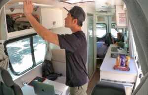 Chris Wang Instagram - 第一天公路旅行，就直接野外露營！⛺️⛺️

這種附衛浴露營車的好處，
就是可以隨停隨過夜(當然要在合法區域）

電燈、浴室、瓦斯、冰箱，
全都是不發動引擎也不插電就都能使用，
而且兩人能有各自的工作空間，
幾乎是窩在車子裡就能滿足生活必須👍🏻

唯一的缺點就是土地要大，
畢竟我們採購時一台車就佔了兩個車位，
高度都市化的區域就不適合開…

但我們是在超級大的澳洲荒漠啊！
大到我跟慈惠都有點厭世了呀🤣🤣🤣…

但這裡能量真的很不一樣。

那種極致的孤寂感。

#大地就是要開大車
#雖然簡直開到天荒地老
#但遠古大陸的包容16年來依然強烈
