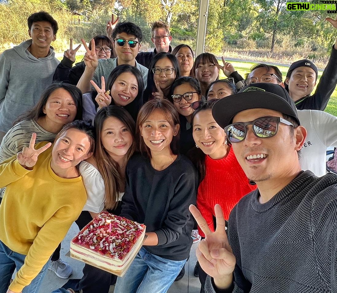 Chris Wang - 9K Likes - 謝謝阿德雷德的澳打夥伴們,
幫慈惠過了一個這麼溫暖的生日趴❤❤...
澳洲打工度假改變了我的一生。
它轉換我看待世界的方式,
也激勵我去追尋心目中的理想人生。
看著這麼棒的你們都活得燦爛,
讓我更加確定:
疫情之後,
如果你還有想打工度假,
請準備出發吧。
這趟旅程不會讓你後悔,
因為它很有可能會轉換你的人生👊🏻
謝謝你們的祝福,
慈惠雖然沒有打工度假過,
但她真的獲得了很奇妙的體驗。
願我們永遠樂於分享。
#慈惠提早生日快樂
#阿德雷德這可愛的地方
#打工度假萬歲