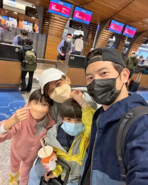 Chris Wang Instagram - 全家預備好久的日子終於來了，
媽媽出門，爸爸正式交接。

慈惠一直到機場才確定自己要飛去哪，
於是出現了以下這種奇葩對話🤣：

「妳等等是去10號櫃檯報到喔。」
「(看了一下航班表)咦？維也納？」慈惠傻眼。
「為什麼是這裡？我要去幹嘛？…」

這時我遞給慈惠一封信。

「別擔心，我都已經安排好了。」
「所以…」但慈惠還是很緊張。
「是旅行團？還是我要先查些什麼資料？」

「不需要，也不用配合任何行程，因為一下飛機就會有人接妳，而她會安排所有妳想去做的事….」

「因為這一趟，應該是妳的旅行…」

直到這裡慈惠才終於有點放鬆：
「那我認識接機的人嗎？」
「妳覺得我會把妳丟給不認識的人嗎？」….
…………………..
………..

於是最後，
我拿了件羽絨衣給她(維也納挺冷)，
她則把夏季裝備給我(她原本以為要去海灘 🤣)
而在得知是哪位奧地利朋友會出現後，
她也開心的表示想要馬上聯繫….

我整個鬆一大口氣啊！

看來我還蠻懂慈惠的嘛😆
不然要安排一個人的盲旅，
如果不是愉快的驚喜可能就是無救的驚嚇了😝….

謝謝妳一直包容老公的無理要求，
這幾年真的辛苦妳了，
但從此刻開始，
我們都將進入從未體驗過的全新世界…

我不會忘記妳離開時的眼淚，
也不會忘記在我把孩子弄睡後妳傳來的簡訊，

但我們一定都會很好的。

所以就請為我們，
也為妳自己，
享受一次身為女人的美好吧😊

家庭主夫Day 1，明天正式啟動🙈🙈🙈

#慈惠盲旅最後是去奧地利
#得獎者是施小姐

#一趟讓全家人一起長大的旅行