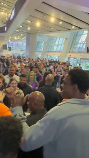 Chris Webber Instagram - SacTown always brings that energy!! Love to all the fans here for making this weekend truly unforgettable.

This is community will always hold my heart and I’m forever grateful for the fierce love and support from everyone here. 
Hit the link in Bio to purchase my autobiography  By Gods Grace  only available at Chriswebber.com
Where should I head next? Drop your city picks below. 👇🏿 #ByGodsGrace