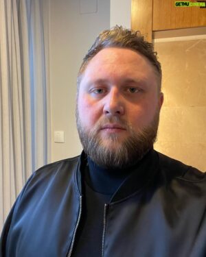 Christian Bonde Instagram - Jeg er taget til Barcelona og har taget en rullekrave på 🐢