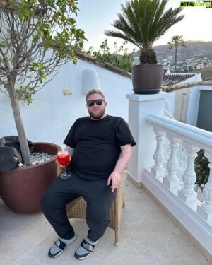 Christian Bonde Instagram - SÅ ER DER FANDME FERIEBILLEDER! Og da jeg ikke har nogle børn jeg kan låse inde i et rum og vise dem, så går det ud over jer 🤷🏼‍♂️

1) En mand på ferie
2) To unikke mænd med helt unik smag i briller 👓
3) En mand endnu mere på ferie end på billede 1
4) En mand der har været så meget på ferie, at han er blevet solskoldet alle andre steder end hvor han havde solbriller på
5) Min advokat (det er altid rart at have en med på ferie)
6) Min advokat igen. Jeg tror godt I kan se hvorfor vi lige skal have to billeder af ham. Mums 🤤
7) I troede vel ikke, at en selvstændig kunne tage på ferie, uden at spille padel!?
8) Padelmobilen 🎾
9) En mand der er blevet så solskoldet, at han har set sig nødsaget til at finde alternative arme.