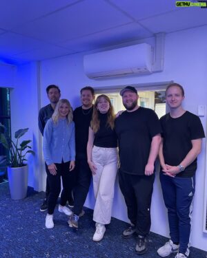 Christian Bonde Instagram - DER ER PREMIERE PÅ FØRSTE AFSNIT AF @fantinoogbonde I DIN PODCAST-APP NU 🎊

Og det betyder, at vi har været EKSTREMT tidligt oppe (med mindre du fx er bager, så var det alm. mødetid), for at tage på en presse-tur af Christopher’ske dimensioner! I dag er det lykkedes os at være på besøg på @radio100dk og @thevoicedk og @novafmdk og @popfmdk og på @radio100dk igen - så altså hvis du er i tvivl om, om vi har lavet en ny podcast nu, så er det i hvert fald hverken vores eller vores søde kollegaer hos @bauermediadk skyld! 

Jeg håber du vil give det et lyt ved lejlighed - og måske endda abonnere
🤞🏻❤️

MØS