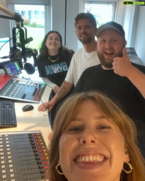 Christian Bonde Instagram - DER ER PREMIERE PÅ FØRSTE AFSNIT AF @fantinoogbonde I DIN PODCAST-APP NU 🎊

Og det betyder, at vi har været EKSTREMT tidligt oppe (med mindre du fx er bager, så var det alm. mødetid), for at tage på en presse-tur af Christopher’ske dimensioner! I dag er det lykkedes os at være på besøg på @radio100dk og @thevoicedk og @novafmdk og @popfmdk og på @radio100dk igen - så altså hvis du er i tvivl om, om vi har lavet en ny podcast nu, så er det i hvert fald hverken vores eller vores søde kollegaer hos @bauermediadk skyld! 

Jeg håber du vil give det et lyt ved lejlighed - og måske endda abonnere
🤞🏻❤️

MØS