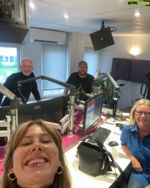 Christian Bonde Instagram - DER ER PREMIERE PÅ FØRSTE AFSNIT AF @fantinoogbonde I DIN PODCAST-APP NU 🎊

Og det betyder, at vi har været EKSTREMT tidligt oppe (med mindre du fx er bager, så var det alm. mødetid), for at tage på en presse-tur af Christopher’ske dimensioner! I dag er det lykkedes os at være på besøg på @radio100dk og @thevoicedk og @novafmdk og @popfmdk og på @radio100dk igen - så altså hvis du er i tvivl om, om vi har lavet en ny podcast nu, så er det i hvert fald hverken vores eller vores søde kollegaer hos @bauermediadk skyld! 

Jeg håber du vil give det et lyt ved lejlighed - og måske endda abonnere
🤞🏻❤️

MØS