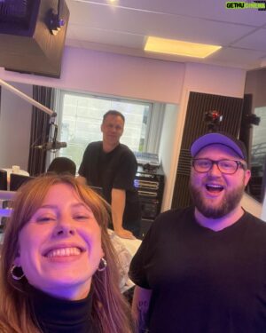 Christian Bonde Instagram - DER ER PREMIERE PÅ FØRSTE AFSNIT AF @fantinoogbonde I DIN PODCAST-APP NU 🎊

Og det betyder, at vi har været EKSTREMT tidligt oppe (med mindre du fx er bager, så var det alm. mødetid), for at tage på en presse-tur af Christopher’ske dimensioner! I dag er det lykkedes os at være på besøg på @radio100dk og @thevoicedk og @novafmdk og @popfmdk og på @radio100dk igen - så altså hvis du er i tvivl om, om vi har lavet en ny podcast nu, så er det i hvert fald hverken vores eller vores søde kollegaer hos @bauermediadk skyld! 

Jeg håber du vil give det et lyt ved lejlighed - og måske endda abonnere
🤞🏻❤️

MØS