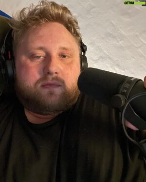 Christian Bonde Instagram - Curlingklubben fejrer naturligvis Brunsvigerens Dag igen i år. 
I år er jeg som brunsvigerambassadør med direkte fra: sofaen 🛋️🤒