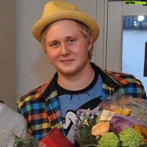 Christian Bonde - 10.6K Likes - Som lovet i seneste afsnit af Curlingklubben om ekstremt dƄrlig mode:
1) Calvin Klein-strikvest m. hidsigt blĆ„t Ćørnemotiv
2) LƦderstrop rygsƦk og en frisure, som er klar til at invadere Polen
3) En ekstremt lidt diskret Diesel-jakke, hvidt slips og 56 cm opsmĆøg pĆ„ buks
4) En af de der klude, som klovne trƦkker ud ad halsen
5) Mandekjolen
6) Jack Johnson-hatten, men i Ćstjylland
7) En dreng der pĆ„ tragisk vis er blevet kĆørt ned af en Mr. butik
8) Sort vest, t-shirt og en rosenkransā¦
Dette opslag blev bragt i samarbejde med 8700 Horsensā¢ļø og slutningen af 00āerneĀ©ļø