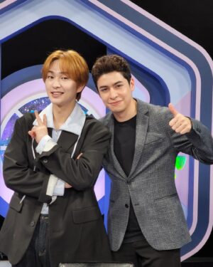 Christian Burgos Instagram - 🇰🇷🇲🇽 ¡SE HIZO HISTORIA 3 VECES!

Onew de SHINee contactó a la producción para decir que quería venir a mi programa de invitado, le conté lo del meme del dorito y encima lo cantó. 🤣👏👏

Si esto no es hackear Corea entonces no se que lo sea 🍭🎊😆

Si quieren ver su reacción completa pueden verlo subtitulado en español en el canal:

BDR Universe / 별다리 유니버스

Dejen muchos muchos comentarios para que más invitados así vengan ♥️

우리 별다리 유니버스 많이 컸다 ㅠ 

이번주 게스트는 샤이니의 온유씨였어요
멕시코에 있었을 때 영상으로만 봤던 사람이 몇년 후에 제가 진행하는 프로그램에 출연 하고싶다고 해주실 줄이야..
너무 감사하고 실감 안 나네요 🙂

앞으로 우리 별다리 유니버스 채널 게스트 기대해주세요.