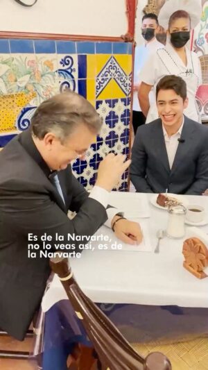 Christian Burgos Instagram - ¡Miren quién está en México! Hoy nos reunimos con @crisxt20 que nos está visitando desde hace 3 años que no venía. Él vive en Seúl, Corea, pero es de la Narvarte, aquí en la CDMX.

Nos pusimos muy contentos, no nos faltaron Las Mañanitas, porque es su cumpleaños, y probamos un pastel que estaba en su punto. 😋🎂