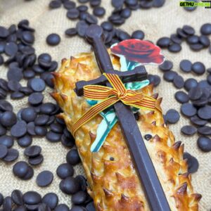 Christian Escribà Instagram - Especial Sant Jordi 🌹 📖 Pa de llet amb llavors de xocolata, espasa de xocolata negra 70%  i gravat de xocolata blanca de rosa. Disponible a partir de diumenge 🥰

Especial San Jordi 🌹 📖 Pan de leche con semillas de chocolate, espada de chocolate negro 70% y grabado de chocolate blanco de rosa. Disponible a partir del domingo 🥰

#santjordi #chocolate #kids #barcelona @polescriba #pastisseriaescriba #christianescriba #creatividad #sanjorge #bread #pan #pa #espada #sword