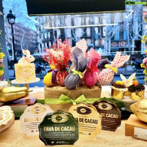 Christian Escribà Instagram - La Pasqua ja ha arribat al nostre aparador, vine a descobrir en primícia les nostres mini mones, galetes, cajepops i mini pastissos. Disponibles per reserves a la nostra web! 🐣🍫🐥🐵🥰

Pascua ya ha llegado a nuestro escaparate, ven a descubrir en primicia nuestras mini monas, galletas, cajepops y mini pasteles. ¡Disponibles para reservas en nuestra web! 🐣🍫🐥🐵🥰

@patschmidtcakes @polescriba @favadecacau_svh #pascua #pasqua #mona #barcelona #tradicion #tradició #chocolate #sweets #easter
