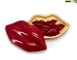 Christian Escribà Instagram - L'amor és a l'aire. Caixa de xocolata en forma de llavis que contenen 7 bombons de xocolata blanca i vainilla bourbon amb gelée de maduixa. Ja disponible a les nostres pastisseries i a Glovo.

El amor esta en el aire. Caja de chocolate en forma de labios que contienen 7 bombones de chocolate blanco y vainilla bourbon con gelée de fresa. Ya disponible en nuestras pastelerias y en Glovo.

#barcelona @polescriba @patschmidtcakes
#sanvalentin #santvalentí #valentines
#regalosdulces #love #chocolate #xocolata #bombones #bombons #fresa #maduixa
#regalo #gift #amor #14feb #glovo