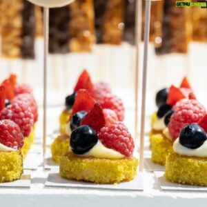 Christian Escribà Instagram - Taula dolça per event corporatiu al @macba_barcelona amb petit fours, rebosteria i maduixes amb xocolata! 🍓🍫🧁🎂

Mesa dulce para evento corporativo en el @macba_barcelona con petit fours, repostería y fresas con chocolate! 🍓🍫🧁🎂

@larocavillage #macba #barcelona @polescriba @laia1705 @ioiu133 #reposteria #dulce #museo #mesadulce #sweettable #tauladolça @patschmidtcakes #sweet #dulce #maduixes #strawberries