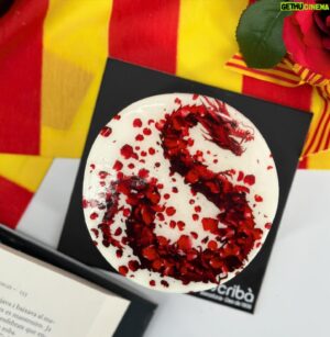 Christian Escribà Instagram - Paatis de Sant Jordi 2024 🌹📖 Pa de pessic blanc amb iema cremada farcit de crema musselina i nata lleugera. Acabat amb estampat comestible del drac🐉.

Pastel de Sant Jordi 2024 🌹📖 Bizcocho blanco con yema quemada relleno de crema muselina y nata ligera.
Acabado con estampado comestible del dragón 🐉. 

@polescriba #santjordi #pastis #pastel #cake #dragon #tradition #tradiciondulce #barcelona @favadecacau_svh #pastisseriaescriba #christianescriba @escriba1906 #rosa