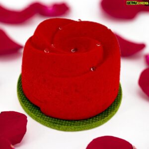 Christian Escribà Instagram - Rosa de Sant Jordi: Pasta brisa de pistatxo, daquoise de coco, disc de merenga, crema de rosa, mousse xocolata blanca i acabat vellut vermell.🌹 Disponible a partir d’avui a les Pastisseries Escribà i a @glovo_es 

Pasta brisa de pistacho, daquoise de coco, disco de merengue, crema de rosa, mousse chocolate blanco y acabado terciopelo rojo. 🌹 Disponible a partir de hoy en las Pastelerías Escribà y en @glovo_es 

#santjordi #sanjorge #pastel #postre @polescriba  @escriba1906 #barcelona #rosa #🌹 #📖 #diada #desert #sweetbarcelona
