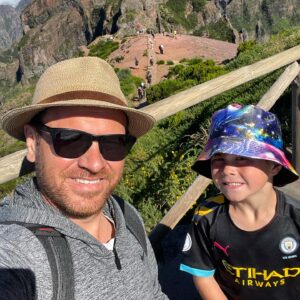 Christian Fuhlendorff Instagram - I dag er Conrad og jeg, vandret fra Pico do Arieiro til Pico Ruivo. Fra Maderias næste højeste bjerg til det højeste, eller også er det omvendt. Det er en tur for alle os, der bare elsker at gå i 3-4 timer og tænke, “Bare han ikke falder ned! Bare han ikke snubler! Nåh, sådan ser 1700 meter fritfald ud! Pas nu på!”. P.s. Conrads største bekymring var han ikke kunne lave nummer 2.
