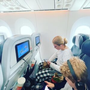 Christian Fuhlendorff Instagram - Mine børn skændes om hvem der skulle sidde på vinduespladsen på vejen hjem fra ferie. Michala vandt… sådan da😂