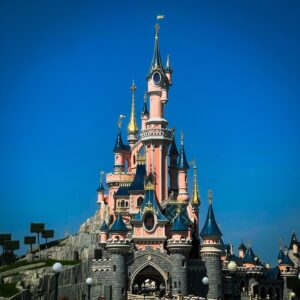 Christian Fuhlendorff Instagram - #reklame. Samarbejde mellem Hva så?! og @disneylandparis. Som lytter af min podcast, kan I ikke have undgået at høre om min tur til #DisneylandParis. Dagens afsnit af Hva så?! er faktisk indspillet i #AvengersCampusParis, hvor jeg gik en tur med min skønne hustru @karina_feldborg_fuhlendorff. Tjek det ud, for du får også at vide i afsnittet hvordan du kan vinde 4 billetter til Disneyland Paris.