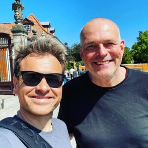 Christian Fuhlendorff Instagram - Jeg har i dag været ude med ham her. Niels Olsen er i mine øjne, et af de mest fantastiske mennesker jeg har været heldig at få lov at arbejde med, snakke med og lære fra. Jeg har snakket om at gå med ham i Hva så?! siden jeg startede i 2017. Nu lykkes det sgu’!!!