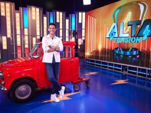 Christian Gálvez Instagram - Estas fotos marcan nuestra trayectoria en @altatensiontv . 

Un programa que hemos disfrutado muchísimo, un lugar donde personalmente he llorado, he reído y he aprendido junto a mi hermano @guardiolarafa y a todo el equipo de @fenixmediaaudiovisual .

Quiero agradecer cómo los concursantes me han sabido ayudar, respetar, animar y hacerme mejor día a día. Nunca olvidaré todo lo que han hecho por mi compañeros como @jmunaret5 @dorwinrin @cris_quicky @israel__diez @jojaleon @isalosada_ , @c.filomena76 ,  Roser, etc… 

Gracias a los espectadores por acompañarnos, a pesar de los cambios durante todo este tiempo. Nunca sabes quién puede estar viéndote, y nunca dejaré de ver a quienes nos vieron. Algunos  espectadores, literalmente, pueden cambiarte la vida.

Ha llegado el momento de decir adiós y, tal y como anunciaba cada vez que un concursante no superaba la repesca, un adiós significa un nuevo “hola”.

Y ese saludo corresponde a 25 Palabras, un nuevo concurso que dentro de muy poco podremos compartir en @mediasetcom .

Seguimos caminando. Y lo más importante de todo: mi Camino está lleno de Luz.

⭐️👣