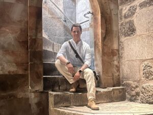 Christian Gálvez Instagram - Cuando leí por primera vez “Caballo de Troya”, de JJ Benitez, tenía 15 años. 

Fue sin lugar a dudas uno de esos libros que me cambió la vida, de esos que de una u otra manera te incitan a imaginar universos nuevos y a querer contar tus propias historias. 

Desde aquel 1995 había deseado viajar a Jerusalén y poder disfrutar de un pedazo de pan casero en sus calles. Ha pasado mucho tiempo, pero sabía que ese viaje llegaría de una u otra manera. Y llegó cuando tenía que llegar. 

Ahora tengo la suerte y el privilegio de poder decir que he saboreado su historia, su cultura, su espiritualidad, sus diferencias, sus religiones, su pasado y su presente… 

Y he realizado esta travesía junto a la mejor compañera de viaje. Gracias @patriciapardo_tv por cogerme de la mano y cumplir un sueño, por disfrutar a mi lado y por el brillo de tus ojos viéndome saborear junto a ti ese mágico lugar. 

Aunque sé que la Magia, sea donde sea, siempre la pones tú. 

⭐️👣