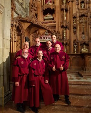 Christian Gálvez Instagram - Hace un mes tuve el inmenso honor de convertirme en uno de los miembros de la comitiva de portadores de la Ofrenda Nacional en la Catedral De Santiago.

Acompañado y arropado por un grupo extraordinario de compañeros, generosos a más no poder, disfruté como nadie de ese paseo con la emoción propia de quien hace algo por primera vez solo que, en este caso, con una carga espiritual sobresaliente. 

Entrar por la fachada principal de la catedral y atravesar el Pórtico de la Gloria me hizo recordar las palabras de mi mujer, @patriciapardo_tv , sobre su infancia. Cómo era y cómo disfrutaba ella de “su” Santiago y “su” catedral; esa que, a su manera tan especial (como siempre), ha hecho también mía. Ese día estábamos a cientos de kilómetros de distancia, pero compartíamos emoción. 

Conocedor de la trascendencia que tiene todo lo que rodea al apóstol y a esta mágica ciudad, me siento un privilegiado y estoy profundamente agradecido a mis compañeros portadores: 

Juan MOURE
Mariano LLOVO 
Gabriel CALVO 
Amando CAMINO 
Marcos SOTO
José Luis VIÑA

Y, sobre todo, a los artífices de este regalo, junto con Pati, de quienes hablaré por aquí dentro de muy poco: 

Rubén Fernández y Olaya Taboada.

Moitas grazas, pareja, por hacerme sentir tan especial. 

#santiago 
#apostol 
#santiagodecompostela 
#25xullo 
#galicia