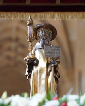 Christian Gálvez Instagram - Hace un mes tuve el inmenso honor de convertirme en uno de los miembros de la comitiva de portadores de la Ofrenda Nacional en la Catedral De Santiago.

Acompañado y arropado por un grupo extraordinario de compañeros, generosos a más no poder, disfruté como nadie de ese paseo con la emoción propia de quien hace algo por primera vez solo que, en este caso, con una carga espiritual sobresaliente. 

Entrar por la fachada principal de la catedral y atravesar el Pórtico de la Gloria me hizo recordar las palabras de mi mujer, @patriciapardo_tv , sobre su infancia. Cómo era y cómo disfrutaba ella de “su” Santiago y “su” catedral; esa que, a su manera tan especial (como siempre), ha hecho también mía. Ese día estábamos a cientos de kilómetros de distancia, pero compartíamos emoción. 

Conocedor de la trascendencia que tiene todo lo que rodea al apóstol y a esta mágica ciudad, me siento un privilegiado y estoy profundamente agradecido a mis compañeros portadores: 

Juan MOURE
Mariano LLOVO 
Gabriel CALVO 
Amando CAMINO 
Marcos SOTO
José Luis VIÑA

Y, sobre todo, a los artífices de este regalo, junto con Pati, de quienes hablaré por aquí dentro de muy poco: 

Rubén Fernández y Olaya Taboada.

Moitas grazas, pareja, por hacerme sentir tan especial. 

#santiago 
#apostol 
#santiagodecompostela 
#25xullo 
#galicia
