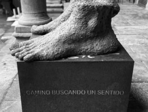 Christian Gálvez Instagram - Camino recto, camino erguido.
Camino buscando un sentido.
Camino porque tengo un objetivo.
Y no pararé hasta alcanzar mi destino. 

Francisco Porto. 

Ultreia et suseia. 
👣👣