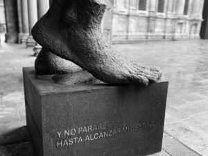 Christian Gálvez Instagram - Camino recto, camino erguido.
Camino buscando un sentido.
Camino porque tengo un objetivo.
Y no pararé hasta alcanzar mi destino. 

Francisco Porto. 

Ultreia et suseia. 
👣👣