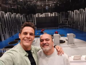 Christian Gálvez Instagram - Estas fotos marcan nuestra trayectoria en @altatensiontv . 

Un programa que hemos disfrutado muchísimo, un lugar donde personalmente he llorado, he reído y he aprendido junto a mi hermano @guardiolarafa y a todo el equipo de @fenixmediaaudiovisual .

Quiero agradecer cómo los concursantes me han sabido ayudar, respetar, animar y hacerme mejor día a día. Nunca olvidaré todo lo que han hecho por mi compañeros como @jmunaret5 @dorwinrin @cris_quicky @israel__diez @jojaleon @isalosada_ , @c.filomena76 ,  Roser, etc… 

Gracias a los espectadores por acompañarnos, a pesar de los cambios durante todo este tiempo. Nunca sabes quién puede estar viéndote, y nunca dejaré de ver a quienes nos vieron. Algunos  espectadores, literalmente, pueden cambiarte la vida.

Ha llegado el momento de decir adiós y, tal y como anunciaba cada vez que un concursante no superaba la repesca, un adiós significa un nuevo “hola”.

Y ese saludo corresponde a 25 Palabras, un nuevo concurso que dentro de muy poco podremos compartir en @mediasetcom .

Seguimos caminando. Y lo más importante de todo: mi Camino está lleno de Luz.

⭐️👣