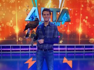 Christian Gálvez Instagram - Estas fotos marcan nuestra trayectoria en @altatensiontv . 

Un programa que hemos disfrutado muchísimo, un lugar donde personalmente he llorado, he reído y he aprendido junto a mi hermano @guardiolarafa y a todo el equipo de @fenixmediaaudiovisual .

Quiero agradecer cómo los concursantes me han sabido ayudar, respetar, animar y hacerme mejor día a día. Nunca olvidaré todo lo que han hecho por mi compañeros como @jmunaret5 @dorwinrin @cris_quicky @israel__diez @jojaleon @isalosada_ , @c.filomena76 ,  Roser, etc… 

Gracias a los espectadores por acompañarnos, a pesar de los cambios durante todo este tiempo. Nunca sabes quién puede estar viéndote, y nunca dejaré de ver a quienes nos vieron. Algunos  espectadores, literalmente, pueden cambiarte la vida.

Ha llegado el momento de decir adiós y, tal y como anunciaba cada vez que un concursante no superaba la repesca, un adiós significa un nuevo “hola”.

Y ese saludo corresponde a 25 Palabras, un nuevo concurso que dentro de muy poco podremos compartir en @mediasetcom .

Seguimos caminando. Y lo más importante de todo: mi Camino está lleno de Luz.

⭐️👣