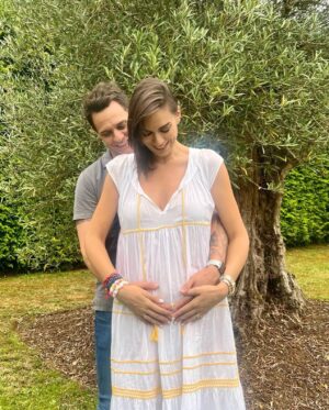 Christian Gálvez Instagram - Así lucía el cielo de Madrid el día de nuestra boda. 
La vida no ha podido hacernos un regalo de aniversario mejor que colocar un lucero más en nuestro Campo de Estrellas. 
No podemos estar más enamorados y felices esperando a nuestro bebé. 
La unión de nuestras familias y nuestra fortaleza como pareja se han multiplicado con esta preciosa noticia.
Gracias a todos los que respetáis nuestro deseo de vivirlo en la intimidad, celebráis nuestro amor y transmitís alegría y buenos sentimientos.
Inmensamente agradecidos a la vida por llenar de LUZ este CAMINO que un día nos unió.

“Haz de tu vida un sueño y de tu sueño una realidad”.
(“El Principito”, Antoine de Saint-Exupéry).

👼🏻⭐️👣

#LuzyCamino 
#florecieron