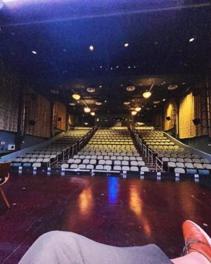 Christian McGaffney Instagram - Volver para siempre.

El año pasado regresé a las tablas después de 10 años sin hacer teatro.

No sabía lo que extrañaba estar en un escenario hasta que llegamos a la semana de ensayos técnicos de “Las Aventuras de Juan Planchard”, en el Colony Theater. Habíamos estado 1 mes en un cuarto de ensayo y recuerdo que al regresar a casa, después de estar todo el día en el teatro, lloré de felicidad. 
No entendí, hasta hace poco, que había llorado de gratitud al poder volver al sitio en donde me enamoré de lo que hago. 
.
Hoy celebro el día mundial del teatro, efeméride que no celebraba desde hace años con la auto-excusa de sentir que no pertenecía a él después de tantos años de ausencia. 
Pero hace un tiempo escuché una frase en la serie Paquita Salas que me dejará celebrar este día y todos los siguientes 27 de Marzo, así no esté en las tablas en ese momento. 
.
“Un actor/actriz que no trabaja es un superviviente”. 
.
Feliz día a todos los que amamos volver a casa. A todos los supervivientes.
