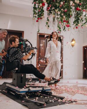 Christian Monassa Instagram - Honra minha dirigir a campanha de dia das mães @lancomeofficial💗 Pura gratidão ao dia e a esse time incrível! 🎬@film_in_ 

📸 @manoellamello