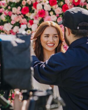 Christian Monassa Instagram - Honra minha dirigir a campanha de dia das mães @lancomeofficial💗 Pura gratidão ao dia e a esse time incrível! 🎬@film_in_ 

📸 @manoellamello