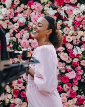 Christian Monassa Instagram - Honra minha dirigir a campanha de dia das mães @lancomeofficial💗 Pura gratidão ao dia e a esse time incrível! 🎬@film_in_ 

📸 @manoellamello