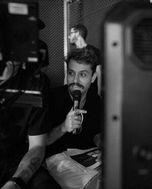 Christian Monassa Instagram - Eu ‘poderia’ escrever aqui tanta coisa, mas afinal não poderia, pois eu não teria passado tanto tempo sem querer expor o que eu faço todos os dias sem ter vivido o que vivo. 

Expor a minha arte. No último ano, minha vontade de mostrar qualquer coisa que fosse, simplesmente desapareceu. Resolvi ver mais do que mostrar, ouvir mais do que falar. O impacto disso na minha vida foi transforma-dor. Literalmente transformou a minha dor, e hoje, eu resolvi nesse momento Único, mostrar esse trabalho simplesmente por ter sido o que foi…

Não só um grande momento da marca, da carreira da Lud, mas um GRANDE momento da Film In (@film_in_), que direta e indiretamente, por mês, movimenta em torno de 70 famílias. Esse texto é uma REVERÊNCIA a todos que participaram desses 10 anos de tantas batalhas. 

OBRIGADO time por terem me feito voltar, não só a postar aqui, mas por terem me ajudado a voltar a viver e brilhar os olhos, assim como se vê em algumas fotos desse set. 

E um obrigado profundo a aqueles que leem e sabem exatamente pelo que também estou agradecendo. EU SOU MUITO GRATO! AMOR E RESILIÊNCIA🔥❤️