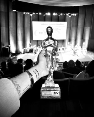 Christian Monassa Instagram - LIBRE in Marrakech venceu como Melhor Web Publicidade em 2022 no @riowebfest e eu gostaria realmente que, se vc leu até aqui, assistisse ao discurso deslizando para o lado o carrossel.

OBRIGADO a todos que se envolveram nesse projeto absolutamente desafiador filmado e fotografado no deserto de Marrocos; pq sem cada um de vcs isso não seria possível 🔥🖤 @marinaruybarbosa @ritapintoseabra @marcelloberg @priscilafilippo @zankersabrina @rachelemontellano @natharaujo @brumonteiros @marcelojarosz @renanspaiva @pedrosales_1 @krisna @goncaloasilva @film_in_ @yslbeauty