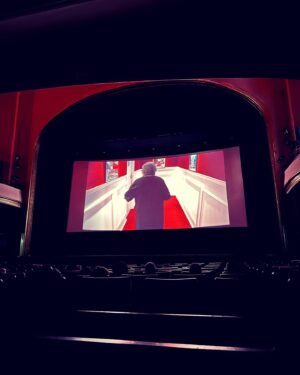 Christian Monassa Instagram - Eu não tenho palavras pra descrever o que foi ver meu filme “Cinema Vivo” estrear no @festivaldorio nas telas do Odeon, na Cinelândia, palco de tantas e tantas histórias. Ainda mais concorrer na Premier Brasil com tantos cineastas e artistas geniais. Independente do resultado, eu hoje sou a mais pura gratidão. Obrigado Camilla Amado, minha grande mestra por me abençoar sempre, de onde estiver, @luizmenezesator e todo o time que deu tudo que pode pra levantar em 6 meses a cenografia desse filho nosso. MUITO OBRIGADO!!!!!✨🏆🔥 Que venham os próximos festivais!!!