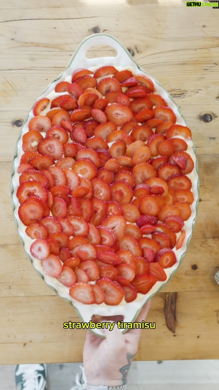 Christian Petroni - 14.2K Likes - strawberry tiramisu 🍓☕️
(tirami-shortcake)