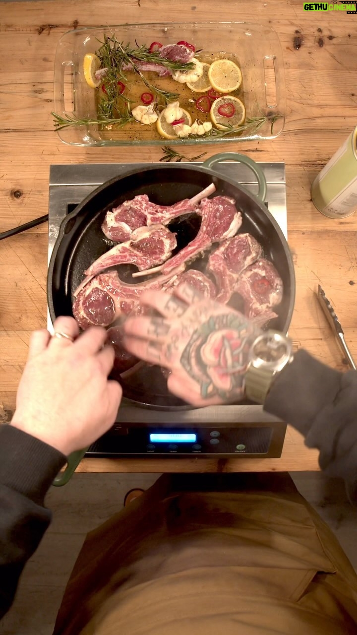Christian Petroni - 9.2K Likes - lamb chop “scottadito” #food
scotta (burnt) dito (fingers) it’s said these look so good you can’t wait for them to cool down hence scotta-ing your dito.
*new vids on deck xo
**oven mitt by @onlyny