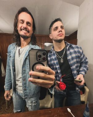 Christian Sancho Instagram - Boinas 👋por acá se sigue con la 🦒 de @sinverguenzasok con estos hermosos compañeros por toda la 🇦🇷🎭👊

1️⃣ Paseando por el Litoral 😎✨

2️⃣ Antes de salir a escena con el 🐇 🚀💪

3️⃣ En plena escena de @sinverguenzasok en la bella Entre Ríos ❤️🎭

4️⃣ Disfutando con mis compañeros de este gran Hit🙏

5️⃣ SOLD OUT ( GRACIAS a la GENTE ) ✨🫶✨

6️⃣ Así nos esperan en cada función cada vez que salimos 🙌🫶🙏 ( Nuestra Gran Invitada en Misiones @ingridgrudke ya es una Sinvergüenza ) 

7️⃣ En Reconquista no solo vimos a @gabrielbatistutaok sino que también estuvimos con su estatua ⚽️🥅

8️⃣Lindo almuerzo de Domingo en Chaco con mucho chat Gpt🤣

9️⃣ Le metimos fuerte al entrenamiento en Corrientes🏃🏻‍♂️🚀

1️⃣0️⃣ Uno de los mejores atardeceres de este año☀️
 ( Gracias por la Altísima Pic @alexis_quirogaaa ) 📸👌

 P.D: Les dejo como sigue la Gira en mi BIO 🎭❤️✨