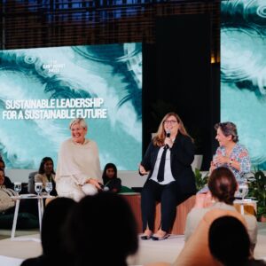 Christiana Figueres Instagram - Why are so many leaders failing us at this time? One way of looking at it: leadership is not sustainable when head and heart are out of balance, and unfortunately most of us have been taught to lead from head alone. 

As part of Earthshot , which aims to multiply the impact of The @earthshotprize I facilitated a session with the always wonderful @hallatomas of The B Team to encourage the prizewinners to always lead from both. 

❤️ Without dropping from our heads to our hearts we cannot truly unlock the courage, humility and humanity needed to meet this moment.

Thanks to Maha AlQattan, CSO of DP World, Ellen Jackowski, CSO of Mastercard and everyone else who joined us in this fruitful conversation. 

p.s. You can watch the The Earthshot Prize tonight! Sunday 12th. #EarthshotPrize.
UK: @bbcone at 17:20 GMT
US: @pbs at 19:00 EST
Streaming on @YouTube